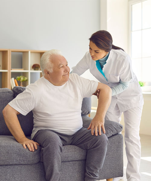 PhysioHeld Physiotherapeutin behandelt Patient professionell zu Hause in Hinwil und Bauma - Domizilbehandlung Physiotherapie